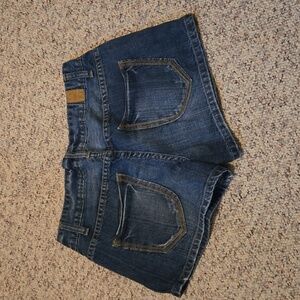 Womens size 3/4 Maurices shorts.